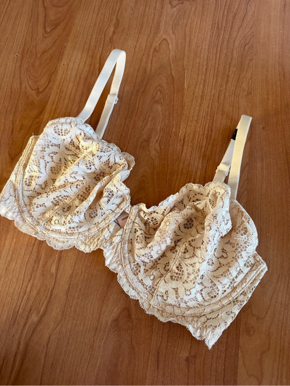 Brand New Victorias Secret VS Lace Underwire Bra in Cream - Women Intimates
